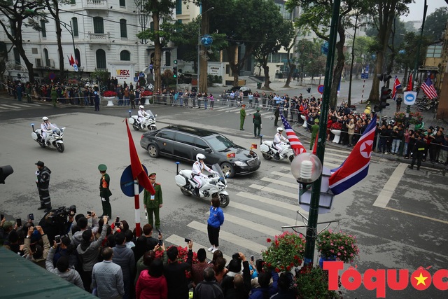 Đoàn xe chở Chủ tịch Kim Jong-un tiến về trung tâm Hà Nội giữa cờ hoa rực rỡ - Ảnh 5.