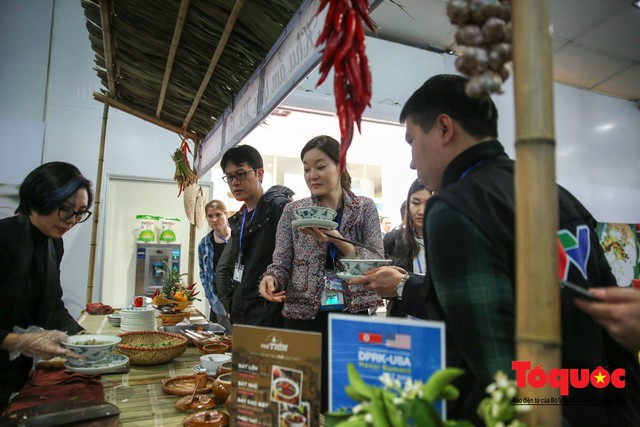 Phóng viên nước ngoài thích thú với ẩm thực Việt Nam - Ảnh 5.