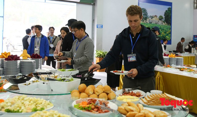 Phóng viên nước ngoài thích thú với ẩm thực Việt Nam - Ảnh 15.