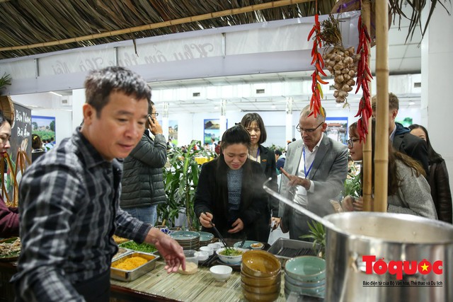 Phóng viên nước ngoài thích thú với ẩm thực Việt Nam - Ảnh 8.