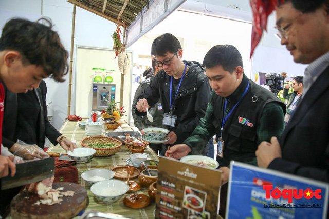 Phóng viên nước ngoài thích thú với ẩm thực Việt Nam - Ảnh 6.