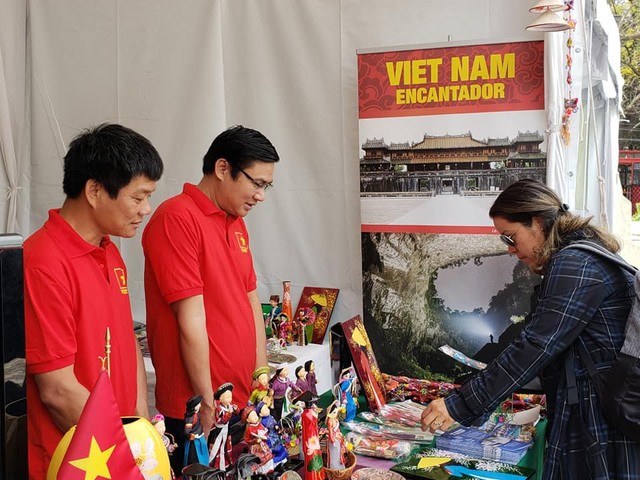 Gian hàng Việt Nam được rất nhiều bạn Mexico yêu thích tại Lễ hội Phương Đông - Ảnh 3.