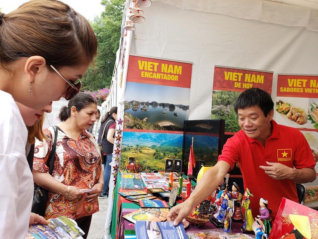 Gian hàng Việt Nam được rất nhiều bạn Mexico yêu thích tại Lễ hội Phương Đông - Ảnh 4.
