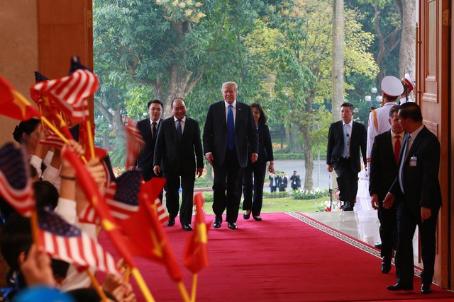 Clip: Những hình ảnh ấn tượng Thủ tướng Nguyễn Xuân Phúc hội kiến Tổng thống Donald Trump tại Hà Nội - Ảnh 2.