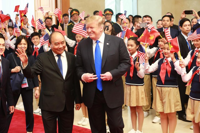 Clip: Những hình ảnh ấn tượng Thủ tướng Nguyễn Xuân Phúc hội kiến Tổng thống Donald Trump tại Hà Nội - Ảnh 3.