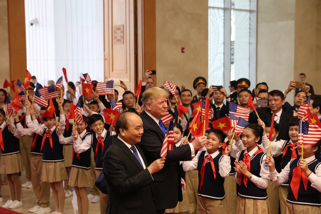 Clip: Những hình ảnh ấn tượng Thủ tướng Nguyễn Xuân Phúc hội kiến Tổng thống Donald Trump tại Hà Nội - Ảnh 5.