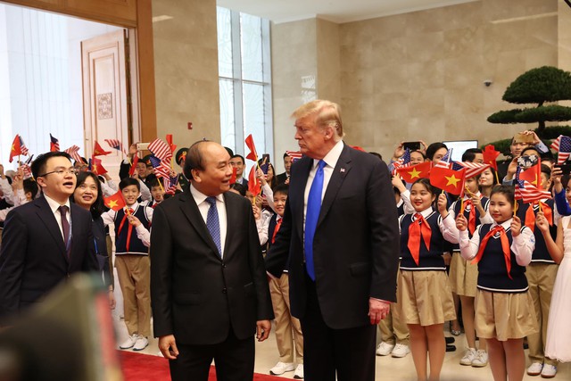 Clip: Những hình ảnh ấn tượng Thủ tướng Nguyễn Xuân Phúc hội kiến Tổng thống Donald Trump tại Hà Nội - Ảnh 4.