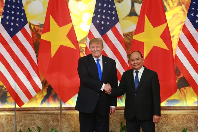 Clip: Những hình ảnh ấn tượng Thủ tướng Nguyễn Xuân Phúc hội kiến Tổng thống Donald Trump tại Hà Nội - Ảnh 6.