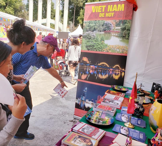 Gian hàng Việt Nam được rất nhiều bạn Mexico yêu thích tại Lễ hội Phương Đông - Ảnh 6.
