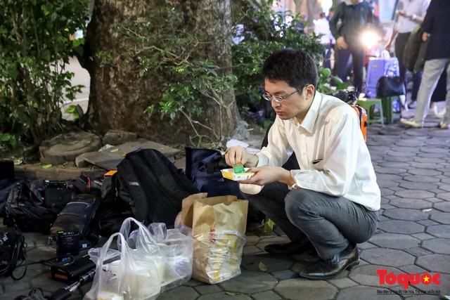 Phóng viên quốc tế ăn cơm hộp, uống bia Hà Nội trực chờ bên ngoài trong lúc 2 vị Lãnh đạo Mỹ - Triều ăn tối - Ảnh 3.
