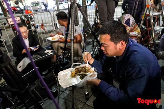 Phóng viên quốc tế ăn cơm hộp, uống bia Hà Nội trực chờ bên ngoài trong lúc 2 vị Lãnh đạo Mỹ - Triều ăn tối - Ảnh 4.