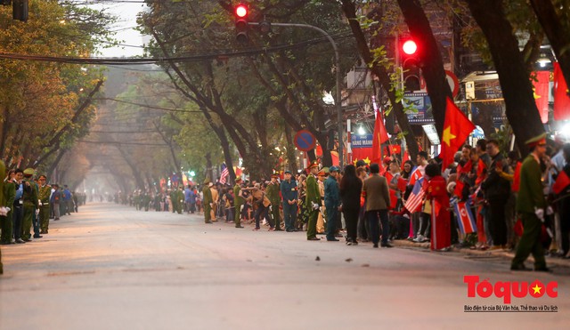 Con phố vàng Hàng Bông thật khác lạ trong buổi chiều Tổng thống Trump gặp nhà lãnh đạo Triều Tiên - Ảnh 1.