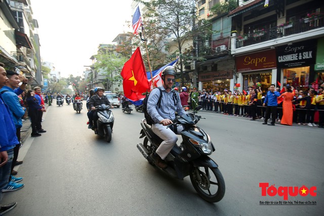 Con phố vàng Hàng Bông thật khác lạ trong buổi chiều Tổng thống Trump gặp nhà lãnh đạo Triều Tiên - Ảnh 6.