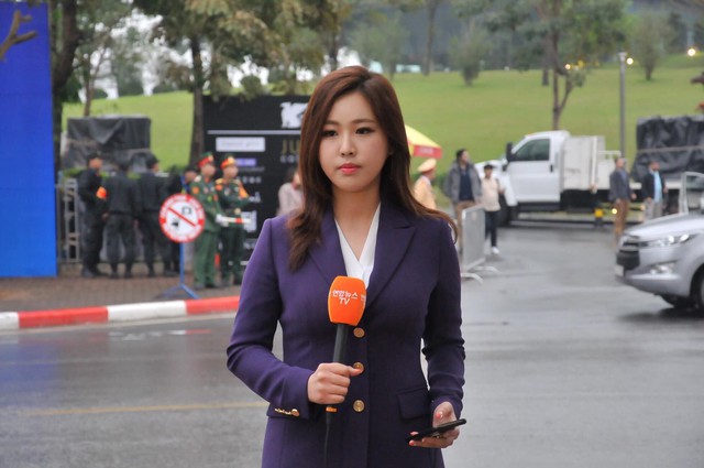 Nữ PV Hàn Quốc hút nhiều ống kính máy ảnh khi tác nghiệp trước khách sạn JW Marriott Hà Nội - Ảnh 1.