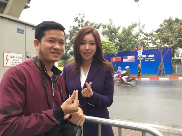 Nữ PV Hàn Quốc hút nhiều ống kính máy ảnh khi tác nghiệp trước khách sạn JW Marriott Hà Nội - Ảnh 3.