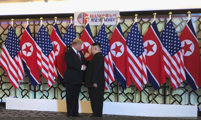 Tổng thống Trump và Chủ tịch Kim đồng loạt xuất hiện trên khắp mặt báo chí quốc tế và mạng xã hội - Ảnh 1.