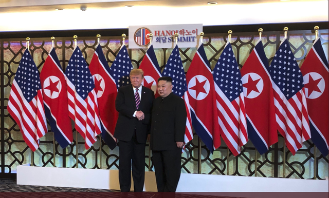 Tổng thống Trump và Chủ tịch Kim đồng loạt xuất hiện trên khắp mặt báo chí quốc tế và mạng xã hội - Ảnh 2.
