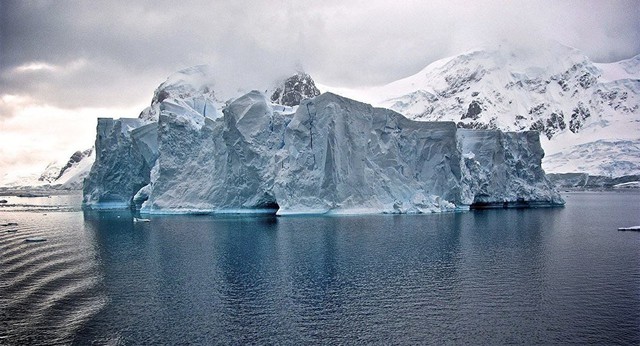 Phát hiện động trời dưới siêu sông băng khiến các đại dương toàn cầu dâng cao 65cm - Ảnh 1.
