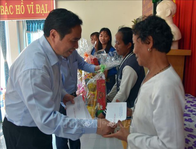 Đồng chí Phạm Minh Chính tặng quà cho hộ nghèo ở Kiên Giang - Ảnh 1.