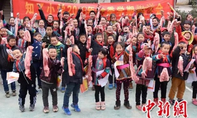 Trường học Trung Quốc thay nhau dùng thịt, cá làm phần thường cho học sinh - Ảnh 2.