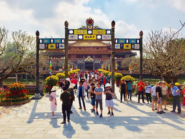 Hàng nghìn du khách đổ về vui Tết tại Hoàng cung Huế - Ảnh 1.