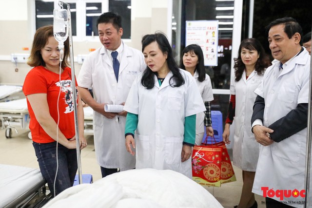 Hình ảnh Bộ trưởng Nguyễn Thị Kim Tiến thăm bệnh nhân tại Hà Nội trong đêm giao thừa - Ảnh 1.