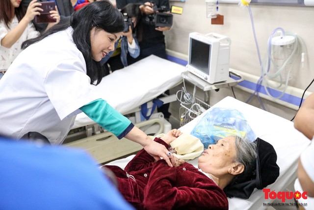 Hình ảnh Bộ trưởng Nguyễn Thị Kim Tiến thăm bệnh nhân tại Hà Nội trong đêm giao thừa - Ảnh 2.