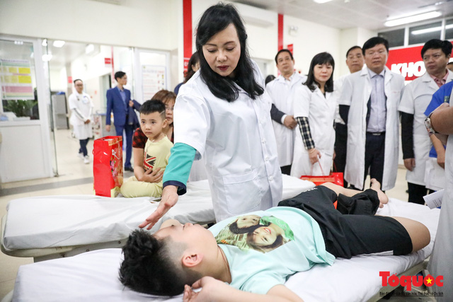 Hình ảnh Bộ trưởng Nguyễn Thị Kim Tiến thăm bệnh nhân tại Hà Nội trong đêm giao thừa - Ảnh 3.