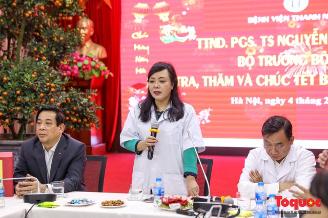 Hình ảnh Bộ trưởng Nguyễn Thị Kim Tiến thăm bệnh nhân tại Hà Nội trong đêm giao thừa - Ảnh 5.