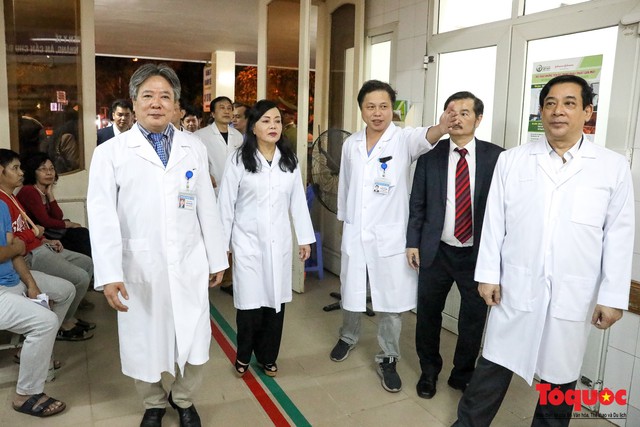 Hình ảnh Bộ trưởng Nguyễn Thị Kim Tiến thăm bệnh nhân tại Hà Nội trong đêm giao thừa - Ảnh 7.