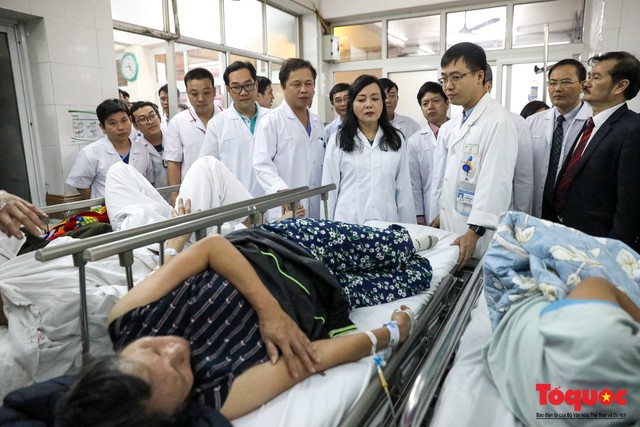 Hình ảnh Bộ trưởng Nguyễn Thị Kim Tiến thăm bệnh nhân tại Hà Nội trong đêm giao thừa - Ảnh 8.