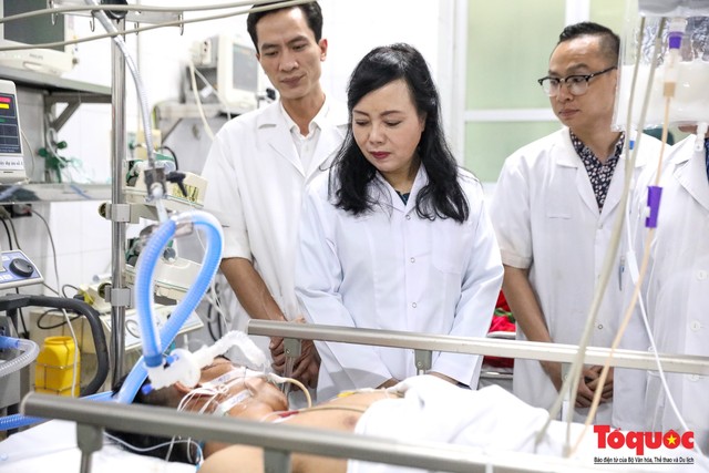 Hình ảnh Bộ trưởng Nguyễn Thị Kim Tiến thăm bệnh nhân tại Hà Nội trong đêm giao thừa - Ảnh 9.
