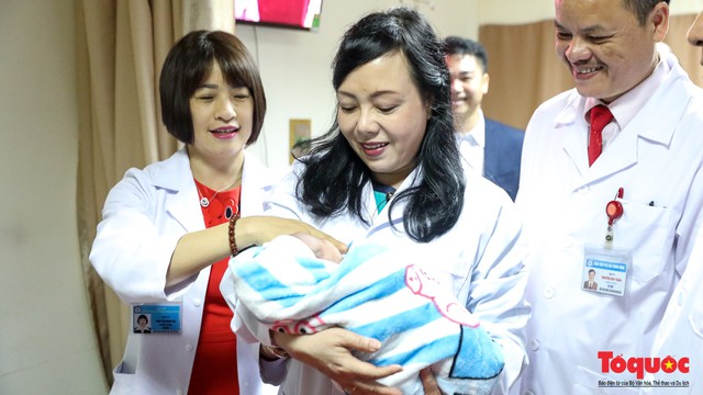Hình ảnh Bộ trưởng Nguyễn Thị Kim Tiến thăm bệnh nhân tại Hà Nội trong đêm giao thừa - Ảnh 11.
