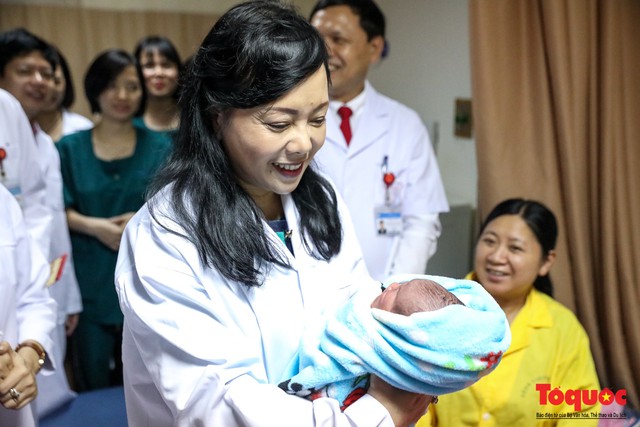 Hình ảnh Bộ trưởng Nguyễn Thị Kim Tiến thăm bệnh nhân tại Hà Nội trong đêm giao thừa - Ảnh 12.