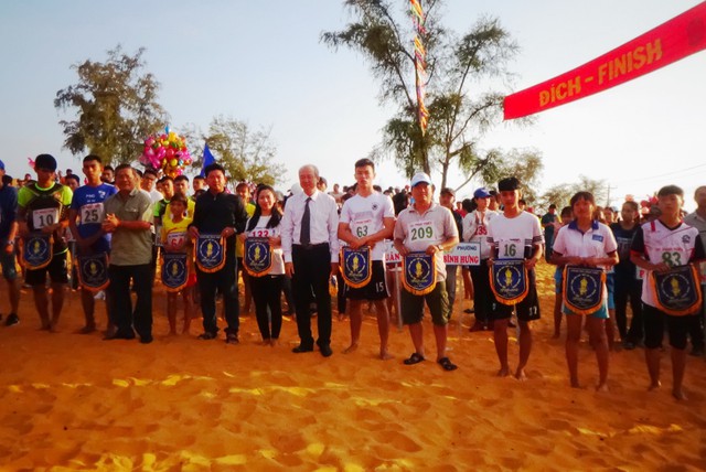 Bình Thuận: Sôi nổi Hội thi chạy vượt đồi cát Mũi Né mừng xuân Kỷ Hợi - Ảnh 1.