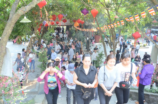 Dòng người tấp nập về dự lễ hội Khán hoa mẫu đơn chùa Phật Tích - Ảnh 4.