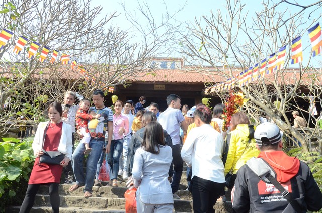 Dòng người tấp nập về dự lễ hội Khán hoa mẫu đơn chùa Phật Tích - Ảnh 2.