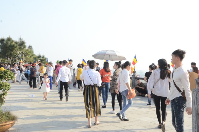 Dòng người tấp nập về dự lễ hội Khán hoa mẫu đơn chùa Phật Tích - Ảnh 10.