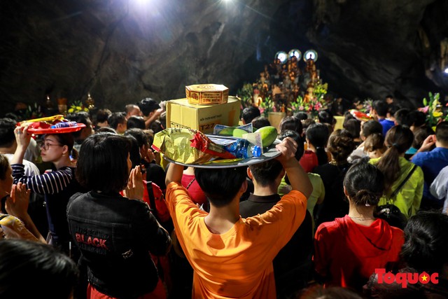 Gần 5 vạn người đổ về lễ phật trước ngày khai hội Chùa Hương - Ảnh 14.