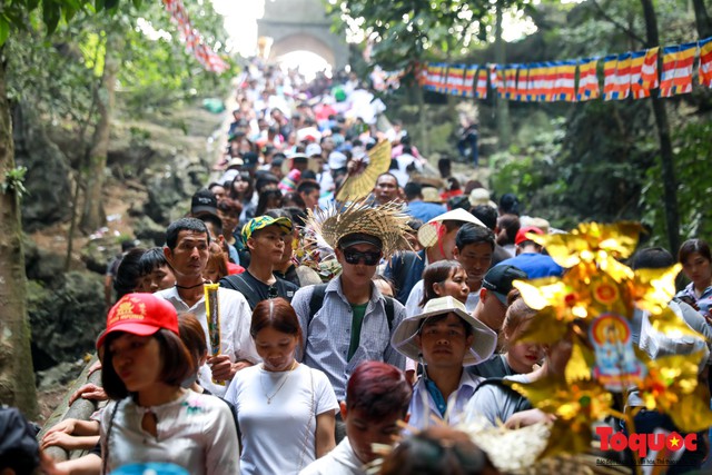 Gần 5 vạn người đổ về lễ phật trước ngày khai hội Chùa Hương - Ảnh 10.