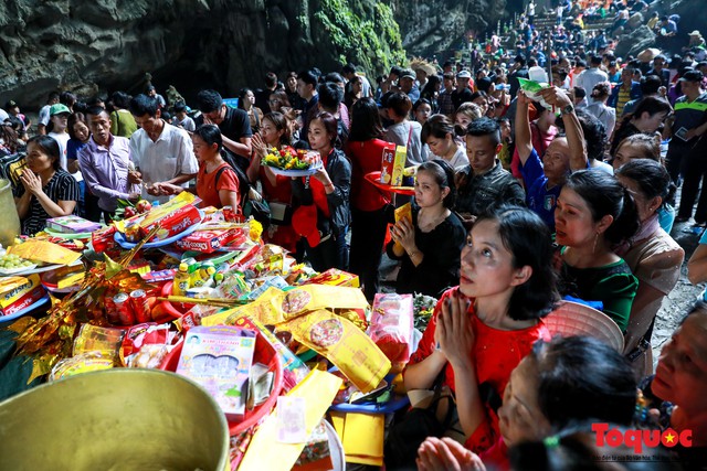 Gần 5 vạn người đổ về lễ phật trước ngày khai hội Chùa Hương - Ảnh 9.