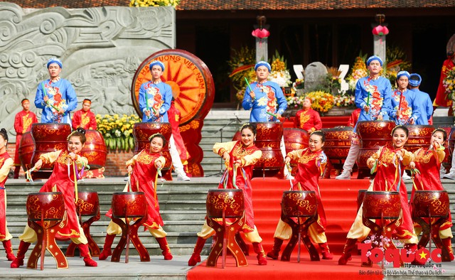 Thủ tướng Nguyễn Xuân Phúc trao Bằng xếp hạng Di tích Quốc gia đặc biệt gò Đống Đa - Ảnh 13.