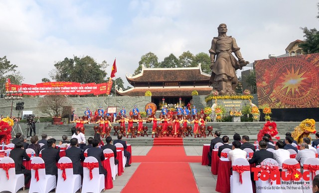 Thủ tướng Nguyễn Xuân Phúc trao Bằng xếp hạng Di tích Quốc gia đặc biệt gò Đống Đa - Ảnh 1.