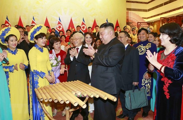 Hình ảnh Chủ tịch Triều Tiên Kim Jong-un hào hứng đánh thử đàn bầu Việt Nam - Ảnh 3.