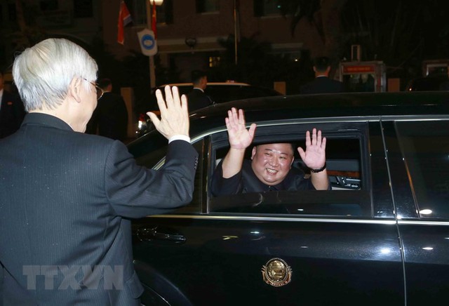 Hình ảnh Chủ tịch Triều Tiên Kim Jong-un hào hứng đánh thử đàn bầu Việt Nam - Ảnh 6.