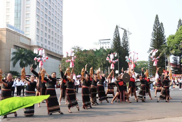 Hàng nghìn du khách tham dự Lễ hội đường phố Cà phê  Buôn Ma Thuột 2019  - Ảnh 1.