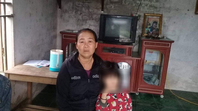 Nghệ An: Cho bé gái 10 tuổi vào nhà ăn cơm, người phụ nữ bị tố bắt cóc, đánh tới tấp  - Ảnh 1.
