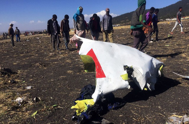 Những khoảnh khắc ám ảnh tại hiện trường vụ tại nạn máy bay Ethiopia - Ảnh 10.