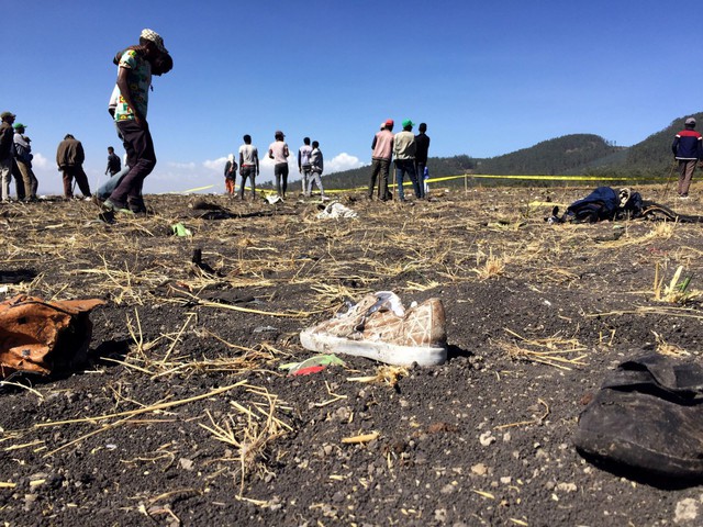 Những khoảnh khắc ám ảnh tại hiện trường vụ tại nạn máy bay Ethiopia - Ảnh 9.