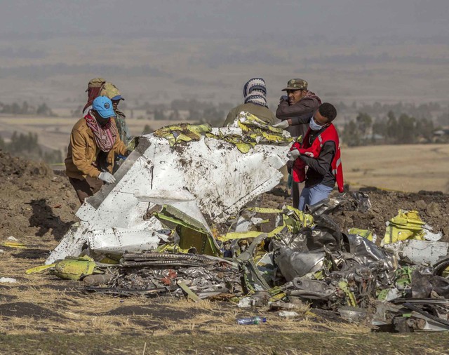 Những khoảnh khắc ám ảnh tại hiện trường vụ tại nạn máy bay Ethiopia - Ảnh 2.